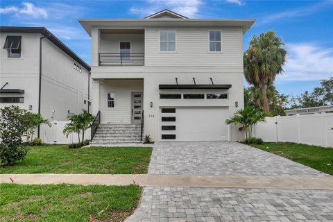 House in Tampa, Florida 5 bedrooms, 297.84 sq.m. № 2225526