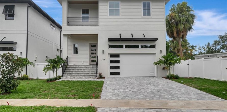 House in Tampa, Florida 5 bedrooms, 297.84 sq.m. № 2225526