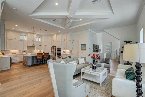 House in Tampa, Florida 5 bedrooms, 297.84 sq.m. № 2225526 - photo 20