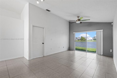Villa ou maison à vendre à Miramar, Floride: 3 chambres, 110.09 m2 № 1948492 - photo 2