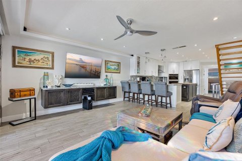 Townhouse in Tierra Verde, Florida 4 bedrooms, 176.98 sq.m. № 1539914 - photo 4