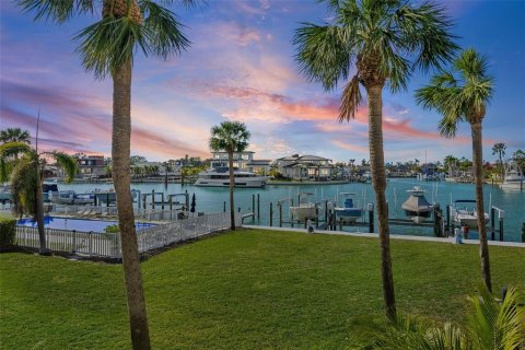Townhouse in Tierra Verde, Florida 4 bedrooms, 176.98 sq.m. № 1539914 - photo 1