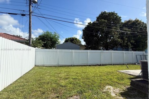 House in Fort Lauderdale, Florida 3 bedrooms, 92.07 sq.m. № 2169975 - photo 5