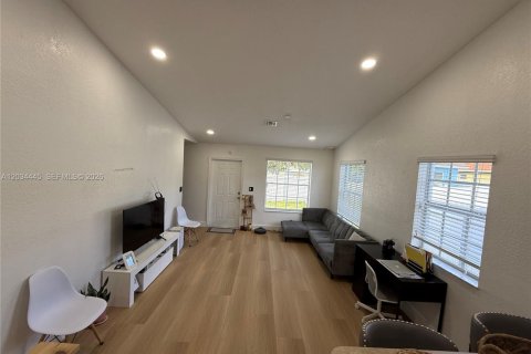 House in Fort Lauderdale, Florida 3 bedrooms, 92.07 sq.m. № 2169975 - photo 13