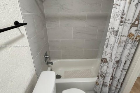 House in Fort Lauderdale, Florida 3 bedrooms, 92.07 sq.m. № 2169975 - photo 18