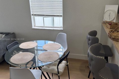 House in Fort Lauderdale, Florida 3 bedrooms, 92.07 sq.m. № 2169975 - photo 12