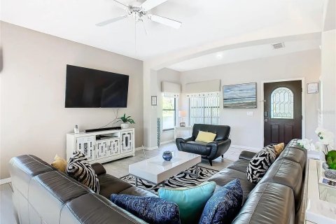 House in Clermont, Florida 4 bedrooms, 192.49 sq.m. № 2083750 - photo 4