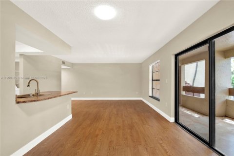 Condo in Miami, Florida, 2 bedrooms  № 1952773 - photo 6
