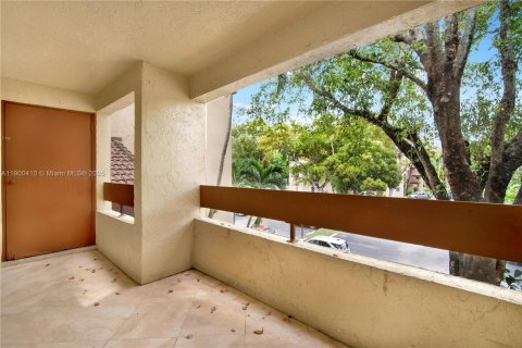 Condo in Miami, Florida, 2 bedrooms  № 1952773 - photo 23