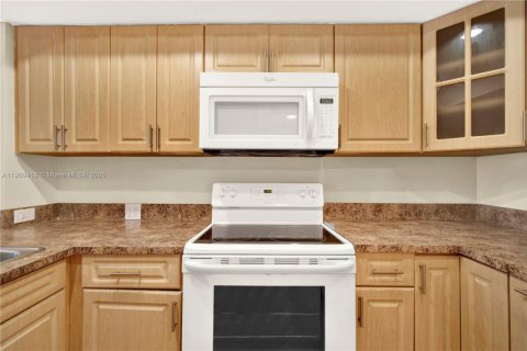 Condo in Miami, Florida, 2 bedrooms  № 1952773 - photo 9