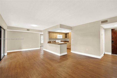 Condo in Miami, Florida, 2 bedrooms  № 1952773 - photo 1