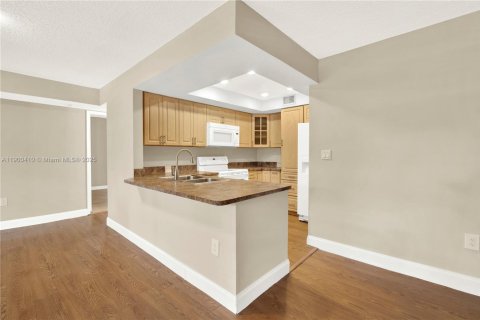 Condo in Miami, Florida, 2 bedrooms  № 1952773 - photo 5