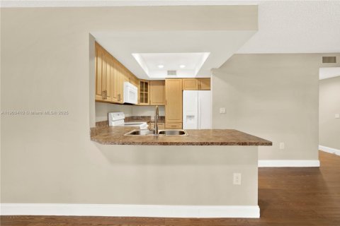 Condo in Miami, Florida, 2 bedrooms  № 1952773 - photo 4