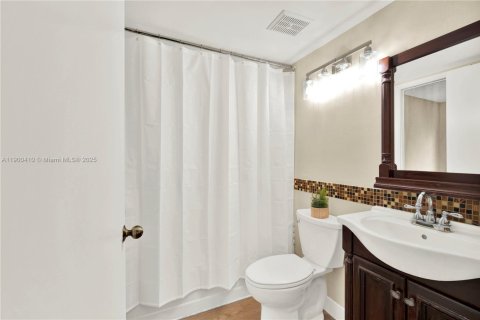 Condo in Miami, Florida, 2 bedrooms  № 1952773 - photo 13