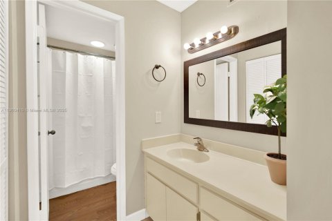 Condo in Miami, Florida, 2 bedrooms  № 1952773 - photo 17