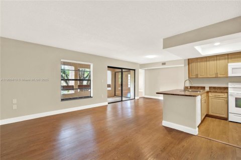 Condo in Miami, Florida, 2 bedrooms  № 1952773 - photo 3