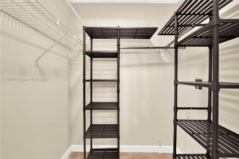 Condo in Miami, Florida, 2 bedrooms  № 1952773 - photo 16