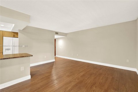 Condo in Miami, Florida, 2 bedrooms  № 1952773 - photo 7