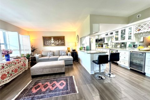 Condominio en venta en Coconut Creek, Florida, 1 dormitorio, 74.14 m2 № 1991277 - foto 4