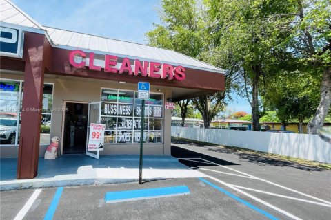 Commercial property in Cutler Bay, Florida № 1762726 - photo 1