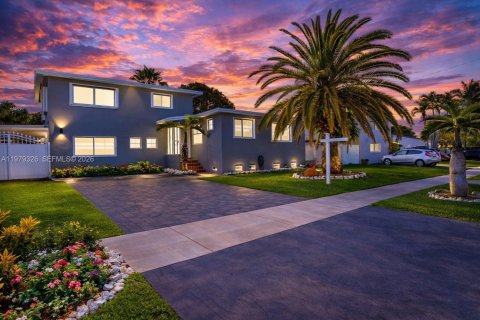 Дом в Майами, Флорида 5 спален, 131.46м2 № 2052126