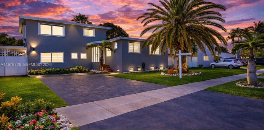 Дом в Майами, Флорида 5 спален, 131.46м2 № 2052126