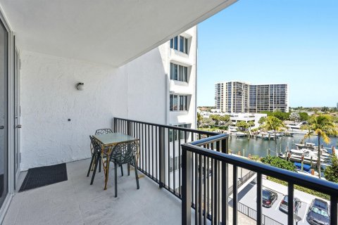 Condo in Highland Beach, Florida, 1 bedroom  № 2245560 - photo 22