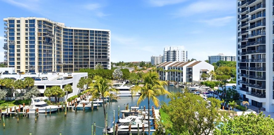 Condo in Highland Beach, Florida, 1 bedroom  № 2245560