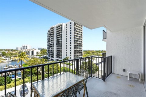 Condo in Highland Beach, Florida, 1 bedroom  № 2245560 - photo 21