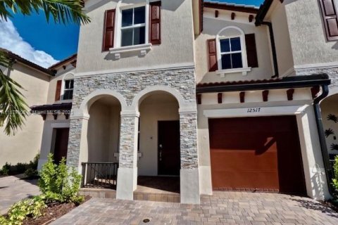 Touwnhouse à vendre à Miami, Floride: 3 chambres, 169.73 m2 № 1971469 - photo 1