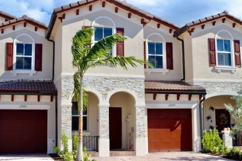 Touwnhouse à vendre à Miami, Floride: 3 chambres, 169.73 m2 № 1971469 - photo 2