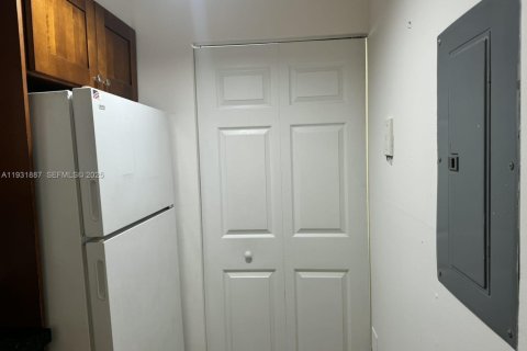 Copropriété à louer à Pembroke Pines, Floride: 2 chambres, 98.94 m2 № 1990255 - photo 2