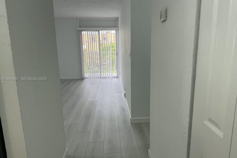 Copropriété à louer à Pembroke Pines, Floride: 2 chambres, 98.94 m2 № 1990255 - photo 8