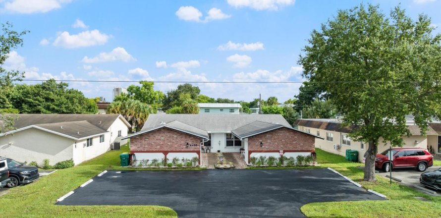 Commercial property in Fort Lauderdale, Florida 289.39 sq.m. № 2370089