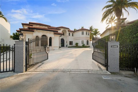 Villa ou maison à vendre à North Miami Beach, Floride: 7 chambres, 718.04 m2 № 2021589 - photo 2