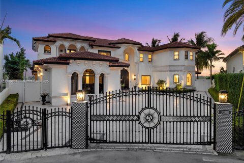 Villa ou maison à North Miami Beach, Floride 7 chambres, 718.04 m2 № 2021589