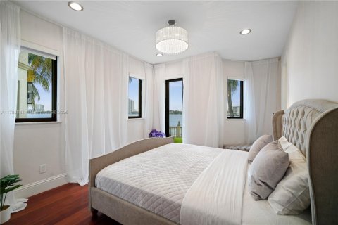 Villa ou maison à vendre à North Miami Beach, Floride: 7 chambres, 718.04 m2 № 2021589 - photo 29