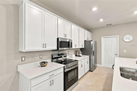 House in Davenport, Florida 4 bedrooms, 188.96 sq.m. № 2403116 - photo 19