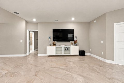 House in Davenport, Florida 4 bedrooms, 188.96 sq.m. № 2403116 - photo 24