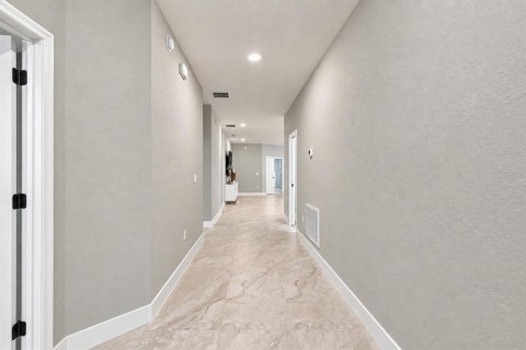 House in Davenport, Florida 4 bedrooms, 188.96 sq.m. № 2403116 - photo 8