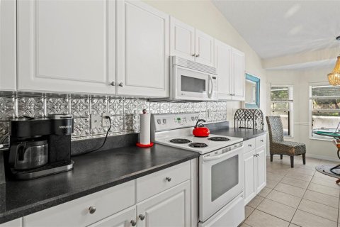 House in Palm Coast, Florida 3 bedrooms, 142.23 sq.m. № 1376253 - photo 9