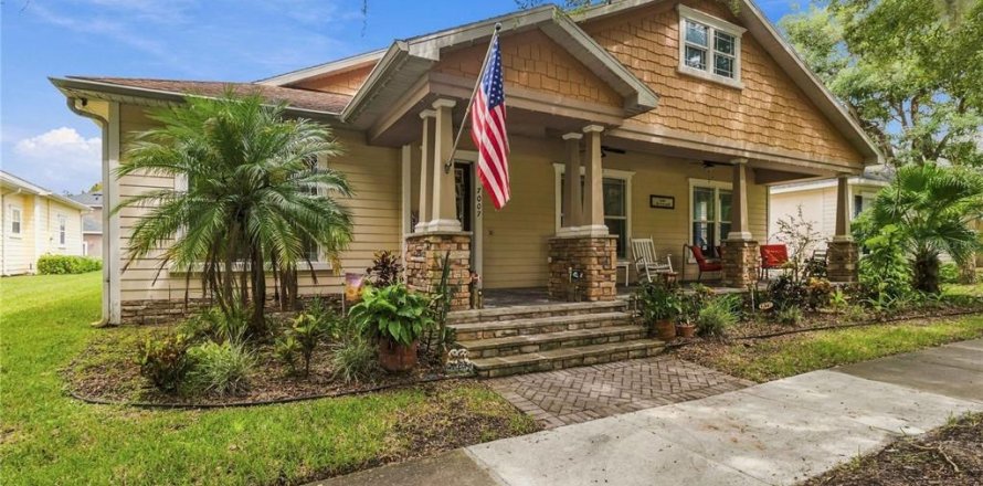 House in Saint Cloud, Florida 4 bedrooms, 235.6 sq.m. № 2398472