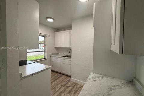 Снять в аренду виллу или дом в Норт-Майами-Бич, Флорида 2 спальни, 65.03м2, № 2050844 - фото 3