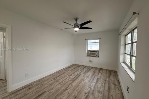 Снять в аренду виллу или дом в Норт-Майами-Бич, Флорида 2 спальни, 65.03м2, № 2050844 - фото 2