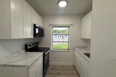 Снять в аренду виллу или дом в Норт-Майами-Бич, Флорида 2 спальни, 65.03м2, № 2050844 - фото 4