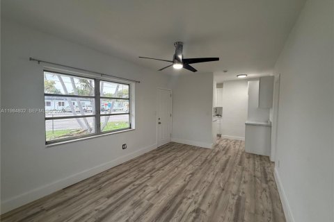 Дом в Норт-Майами-Бич, Флорида 2 спальни, 65.03м2 № 2050844