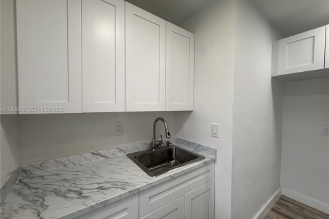 Снять в аренду виллу или дом в Норт-Майами-Бич, Флорида 2 спальни, 65.03м2, № 2050844 - фото 6