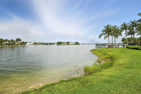 House in Miramar, Florida 4 bedrooms, 202.53 sq.m. № 1816533 - photo 26