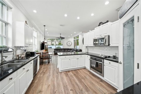 House in Miramar, Florida 4 bedrooms, 202.53 sq.m. № 1816533 - photo 7