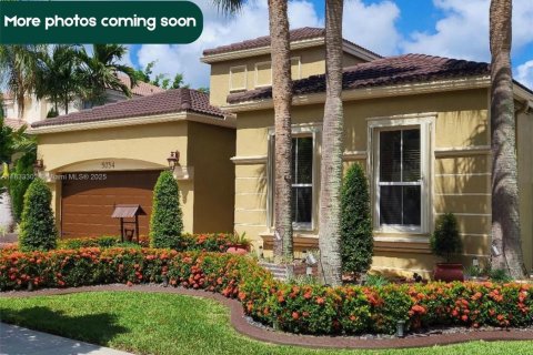House in Miramar, Florida 4 bedrooms, 202.53 sq.m. № 1816533 - photo 1